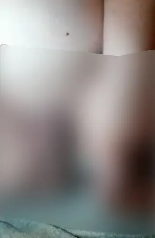 Steffi fickt ihr geile Möse mit einer Bierflasche