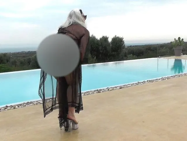 Im Negligee am Pool