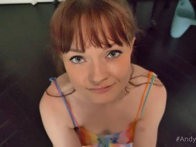 Spermaschlampe Victoria Wet POV Blowjob und Gesichtsbehandlung während des Kameratests