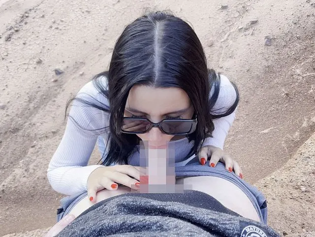 Sie zeigte ihr Gesicht mit Brille! Tiefer Blowjob in einer wunderschönen Schlucht!