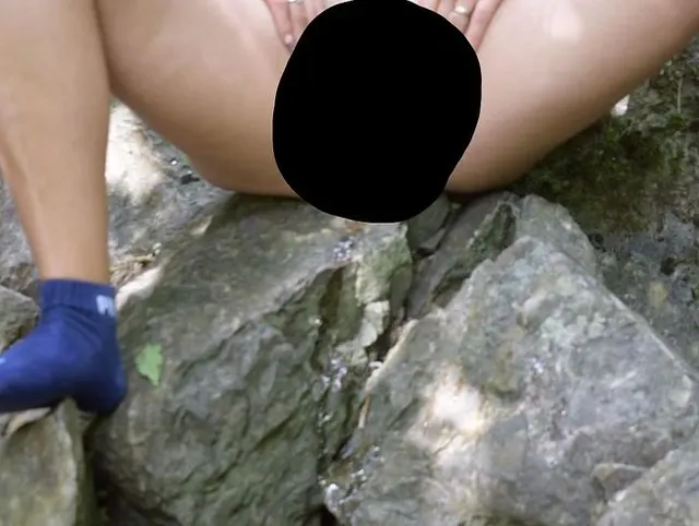 Pissen am Wasserfall