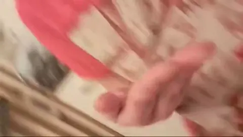Ich sitzt auf Toilette und pinkel mir auf die Hand und lege sie ab