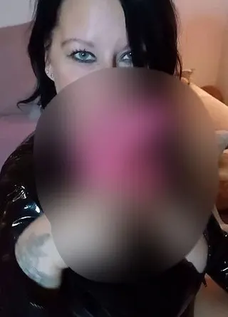 Neuen 2-Loch Dildo zum ersten mal ausführlich getestet! Geiles Latexoutfit!