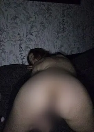 Ein spontaner dildo fick nackt im Wohnzimmer