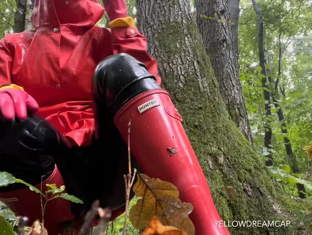 Im Wald so richtig schön in Gummi mit Gummihandschuhen die Fotze gerieben Outdoor