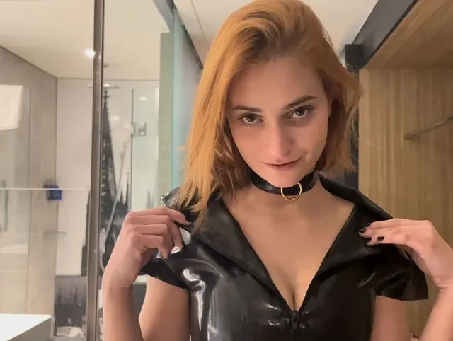 Vollgewichste Latex Bitch sauber gepisst