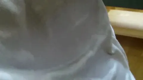 Selbst anpissen - das Shirt vollgepisst