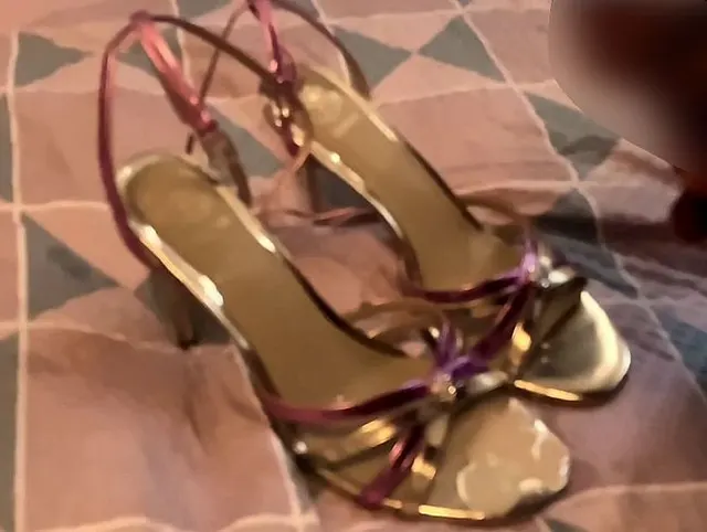 Auf ihre High Heels Sandaletten angespritzt in slowmotion