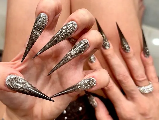 Lange KRALLEN - meine neue Form, lange Nägel mit langen flexiblen Fingern, breite Handflächen, Fingerlutschen