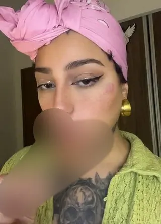 Kurvige Latina-Verführung – gespaltene Zunge & Lutscher, unwiderstehlich sexy