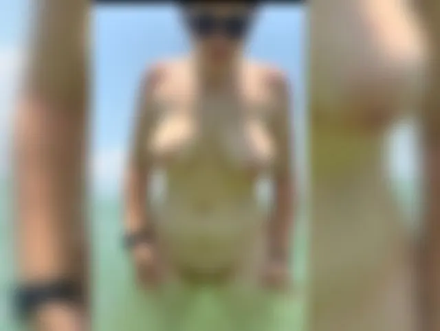 Nackt im Meer