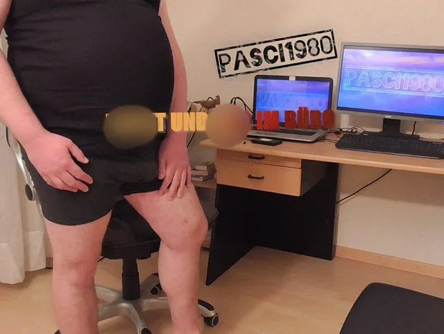Nackt und geil im Büro