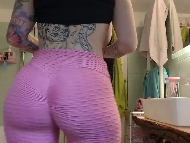 Bete meinen geilen, runden, prallen Leggins Arsch an !