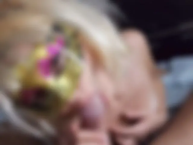 Geiles Teenie-Mädchen macht ihrem Kerl eine Morgenüberraschung, das beste Morgenschwanzlutschen und Sperma auf dem süßen Gesicht