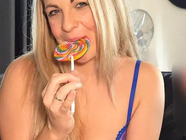 Sugar Rush – heiß und klebrig , Er spritzt mir auf mein bunten Candy Stick