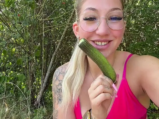 Wenn das der Gärtner sieht…Mit Zuchini im Wald befriedigt!!
