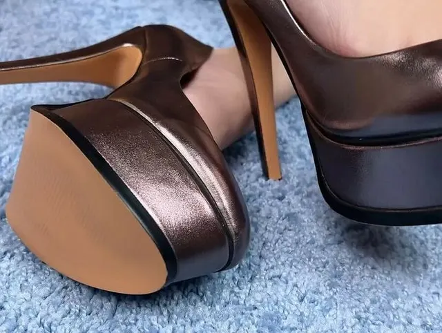 Fußfetisch, Sperma auf Beinen Göttin