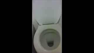 PISSEN IM KAUFHAUS KLO!!