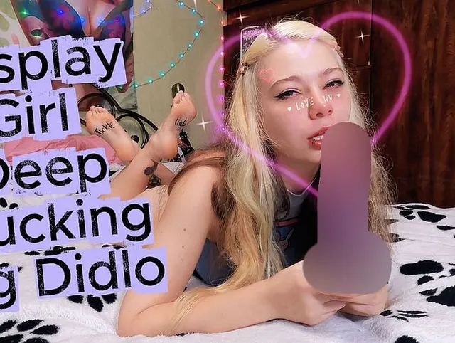 Cosplay-Mädchen saugt großen Dildo tief
