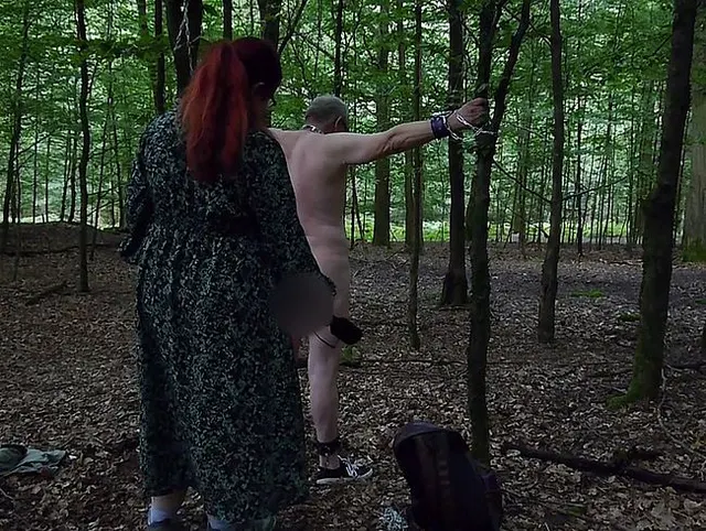 Popoklatscher im Wald. Meisterin Sanne und ihr Sklave draußen.