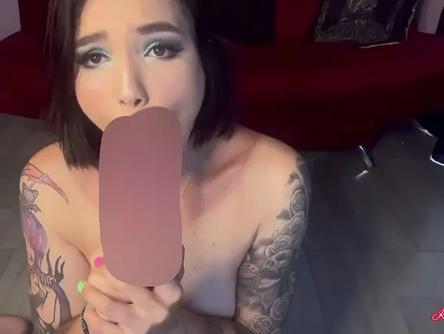 Kommen Sie und geben Sie Ihnen ein versautes, milchiges Deepthroat-Spuckspiel