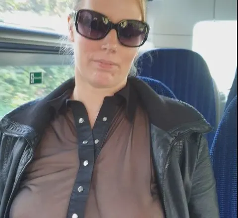 Titten zeigen im Stadtbus