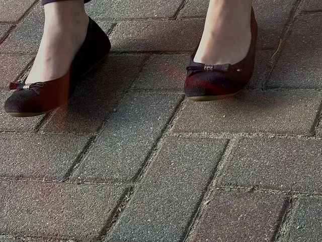 Footjob mit verschwitzen Füßen aus den Ballerinas, Sperma auf den Füßen