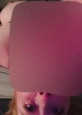 Kopf über in den Dildo
