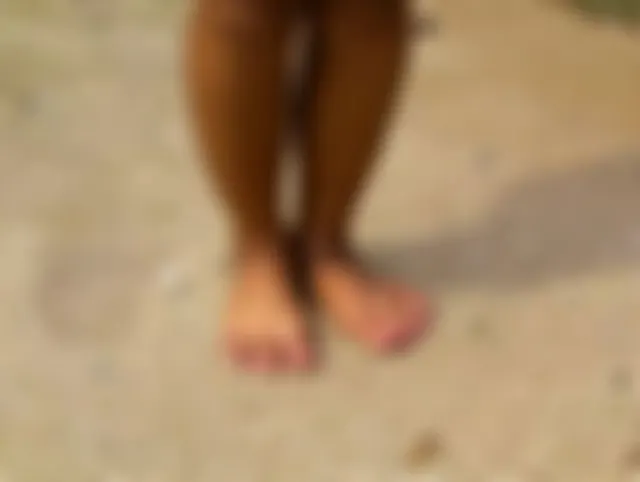 Sexy Füße im warmen Meer