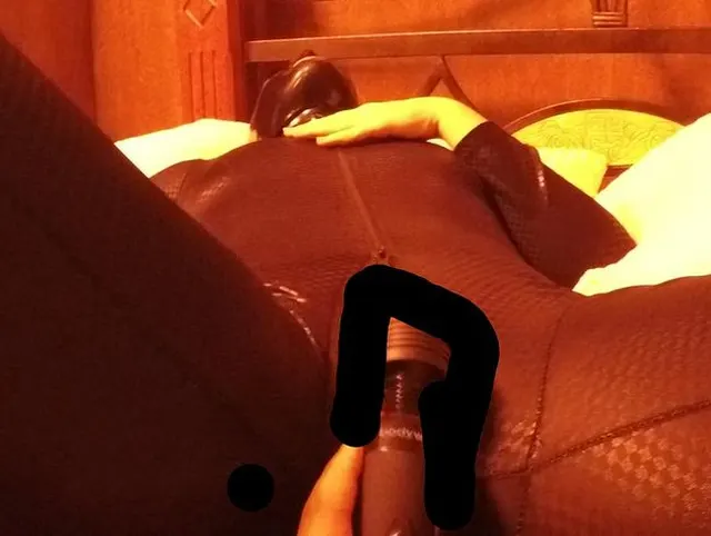 Die Latex Sklavin mit dem Spielzeug gequält