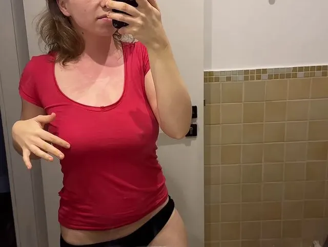 Man sieht die dicken Nippel durchs Tshirt
