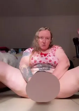 Ich dehnte mich mit diesem massiven rot-schwarzen Schwanz.