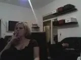 sexy julie raucht eine