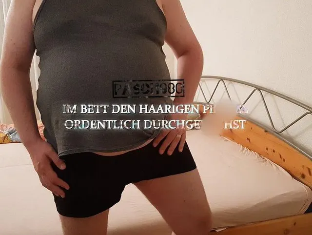 Im Bett den haarigen Pimmel ordentlich durchgewichst