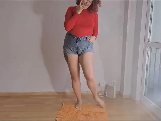 Stehende Pisse in Jeansshorts