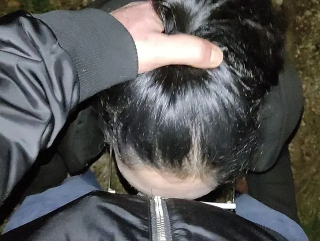 Ich masturbiere, während ich im Park seinen fetten Schwanz lutsche