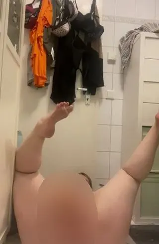 Weit gespreizt und eingeölt nimmt der Wahnsinn seinen Lauf! Schieb ihn mir REIN!