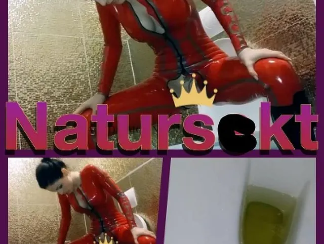 Latex Lady am pissen
