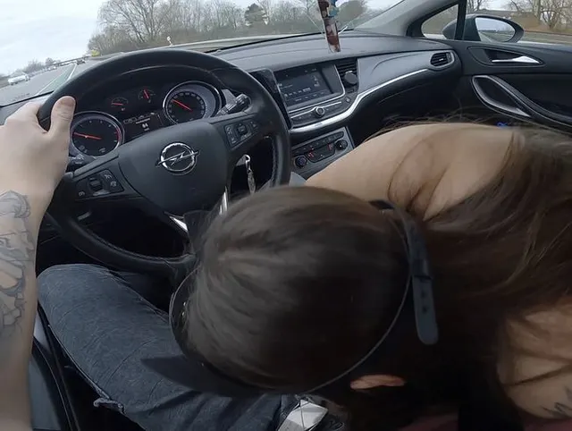 Auf dem Rückweg vom Restaurant im Auto geblasen und gefi**t!!!