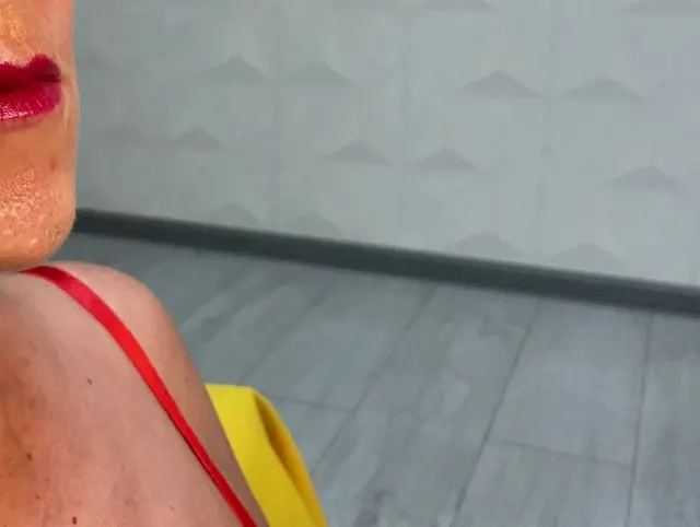 MILF extremes Gesicht mit Kaugummi
