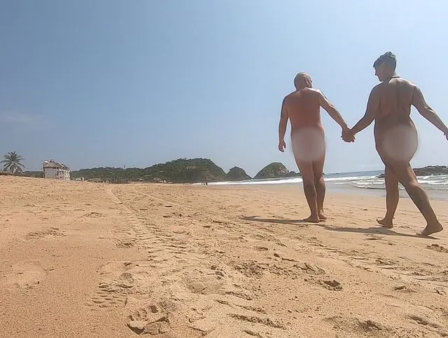Nackt herumlaufen und Spaß am öffentlichen FKK-Strand haben