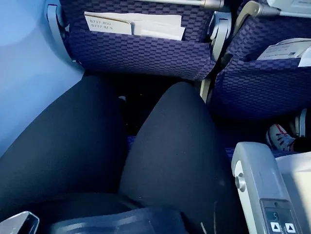 Ich masturbierte im Flugzeug auf dem Weg zu meinem Urlaub
