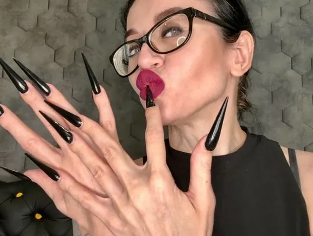 SCHWARZ Lange Nägel, scharfe Stilettos, lange Finger lutschen und Hände anbeten, Handflächen weit