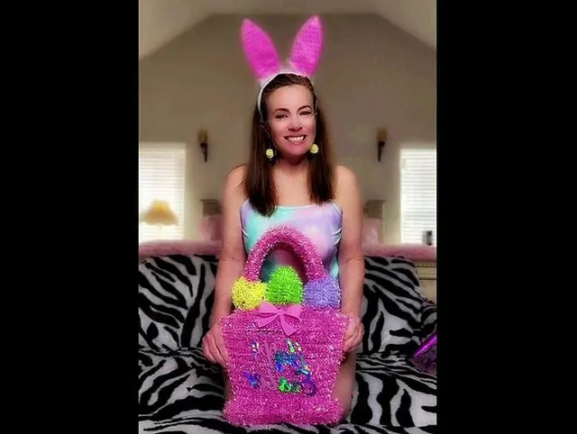 Ungezogener Osterhase reitet ihren dicken Dildo hart ??