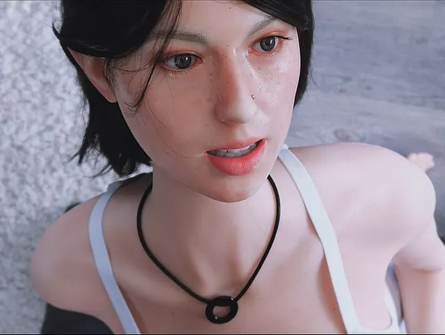 Ich spritze ins Gesicht meine SexPuppe!