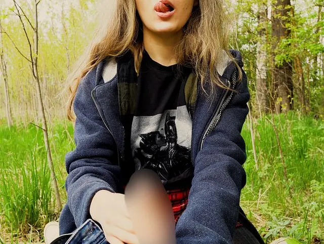 Ich nahm meine Freundin mit in den Wald und überredete sie, mir mit einem Kondom zu masturbieren. Sie ist zusammengebrochen