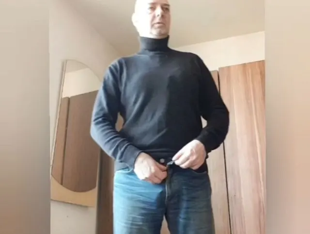 Wenn der Sklave seinen Fetisch mit sich trägt.
