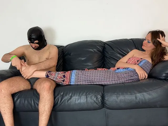 Er massiert meine Füße und ich mache einen Footjob für ihn