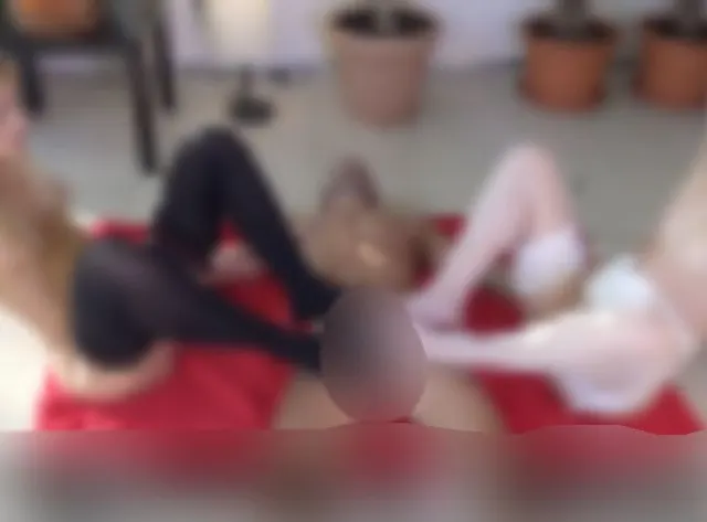 4 Nylonfüßchen vs. 1 Schwanz!!!!!!!!!!!!!!