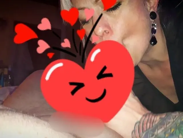 Die Blowjob Queen wieder fleissig am Schwänze abmelken.... Davon träumt dein kleiner, oder?
